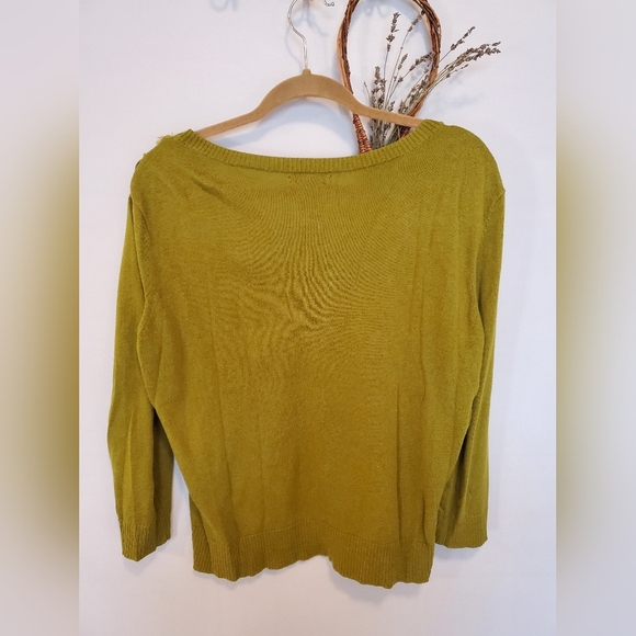 Women's Green Sweater - Picture 7 of 10